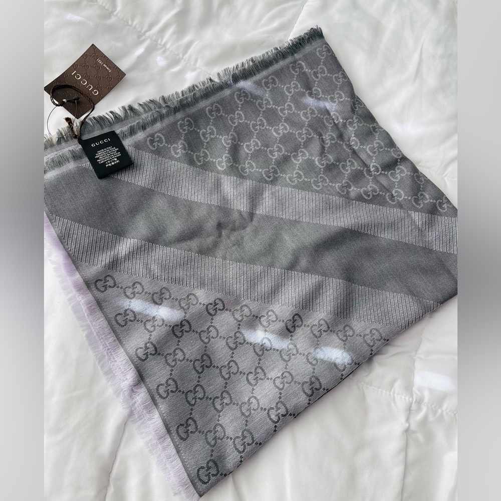 ⭐️ NWT Women’s Gucci Pearl Medium Grey GG Monogram Shawl ⭐️ - Picture 3 of 7
